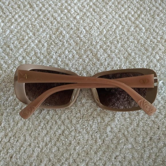 BRAND NEW WOMENS VALENTINO RECTANGULAR SUNGLASSES - NUDE COLOR WITH CARVED ROSES main image 5